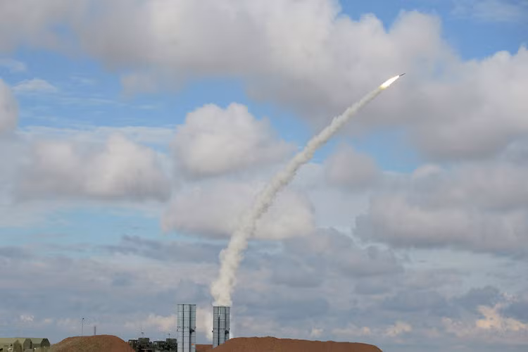 Trong khi đó S-400 lại là một hệ thống phòng không đa năng, nó có khả năng chống tên lửa nhưng không mạnh bằng THAAD mà chủ yếu chỉ dùng để tiêu diệt tên lửa đạn đạo chiến thuật tầm ngắn hoặc tầm trung (tầm bắn không quá 2.000 km). Nguồn ảnh: Análisis Militares.