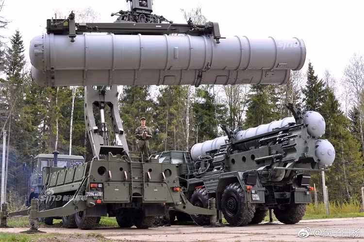 Đạn S-400 có độ cơ động cao, vận tốc lớn, thích hợp để bám theo mục tiêu có tốc độ chậm hơn nó ở các dải độ cao khác nhau, nhưng độ chính xác lại không bằng THAAD, thể hiện qua việc nó phải dựa vào đầu đạn nổ phá mảnh nặng hàng tạ để bắn rơi phương tiện bay của kẻ địch. Nguồn ảnh: Sina.