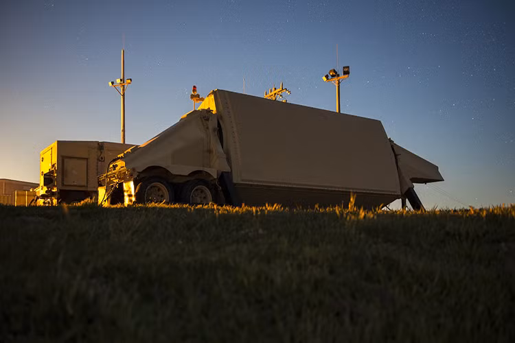 Thuật toán đánh chặn của THAAD phụ thuộc rất nhiều vào radar mặt đất, do đặc thù của việc chống tên lửa và độ cơ động kém của đạn phòng không, chỉ cần tính toán sai một tích tắc sẽ dẫn tới độ lệch hàng ngàn mét ngay lập tức, nghĩa là bỏ lọt đối tượng cần tiêu diệt. Nguồn ảnh: Business Insider.