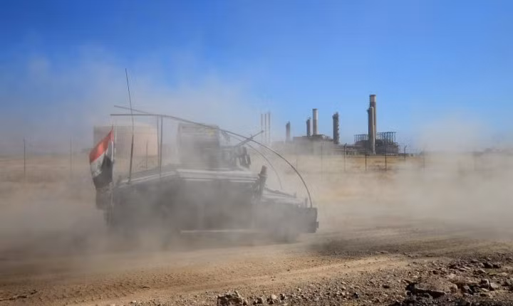 Một chiếc xe quân sự của Quân đội Iraq tiến vào khu vực có nhiều giếng dầu tại Kirkuk.
