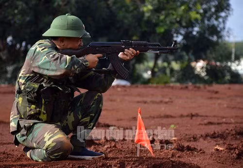 Nhờ được huấn luyện tỉ mỉ, chuẩn bị chu đáo, nên các quân nhân bước vào bắn đạn thật đều có tâm lý tốt, yếu lĩnh động tác vững chắc, thao tác nhanh nhẹn, thuần thục.