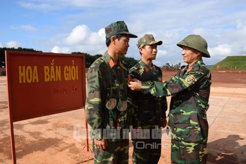 Tặng hoa bắn giỏi, kịp thời biểu dương những đồng chí bắn đạt kết quả tốt.