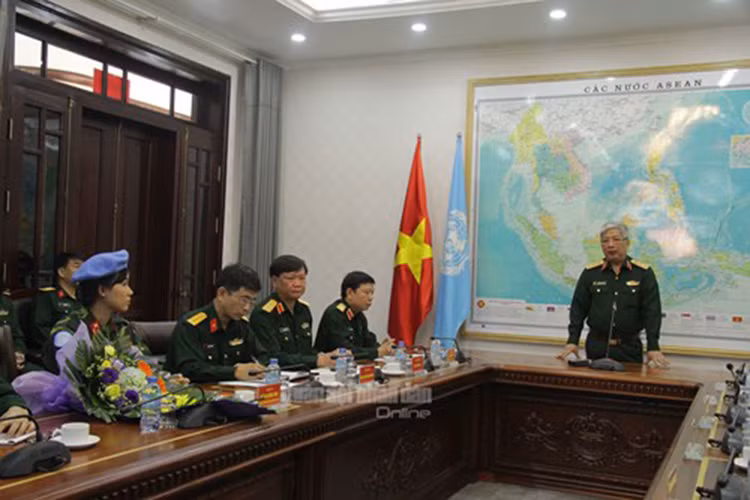 Thiếu tá Đỗ Thị Hằng Nga lắng nghe những dặn dò của Thứ trưởng Bộ Quốc phòng Nguyễn Chí Vịnh.