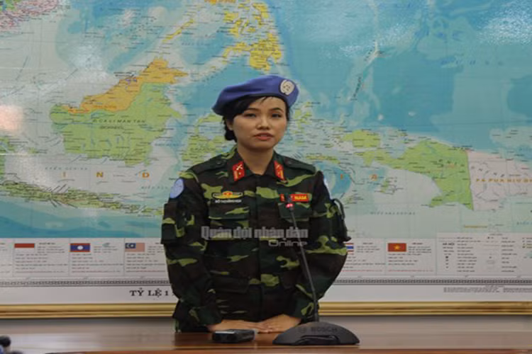 Thiếu tá Đỗ Thị Hằng Nga quyết tâm vượt qua mọi khó khăn để hoàn thành tốt nhiệm vụ là Sĩ quan tham mưu quân sự theo dõi các hoạt động quân sự của Phái bộ GGHB LHQ tại Nam Xu-đăng mà Nhà nước, Bộ Quốc phòng giao phó.