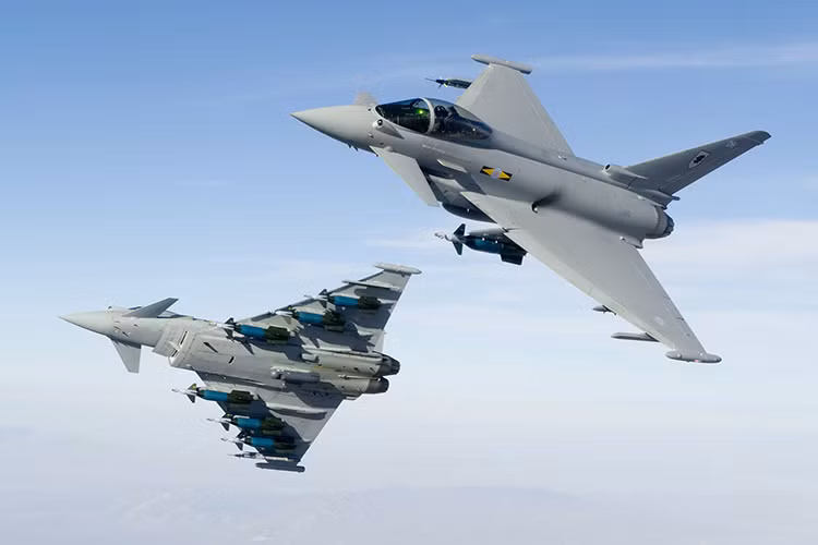 Hiện tại, có khoảng 8 quốc gia trên thế giới đang sử dụng Eurofighter Typhoon gồm Áo, Đức, Anh, Tây Ban Nha, Italia, Kuwait, Oman và Saudi Arabia với biên chế 599 chiếc đang hoạt động. Giá thành của mỗi chiếc Eurofighter Typhoon lên tới 90 triệu USD (theo thời giá 2010) với chi phí vận hành từ 8.200 lên tới 18.000 USD cho mỗi giờ bay. Nguồn ảnh: Miami Discount.