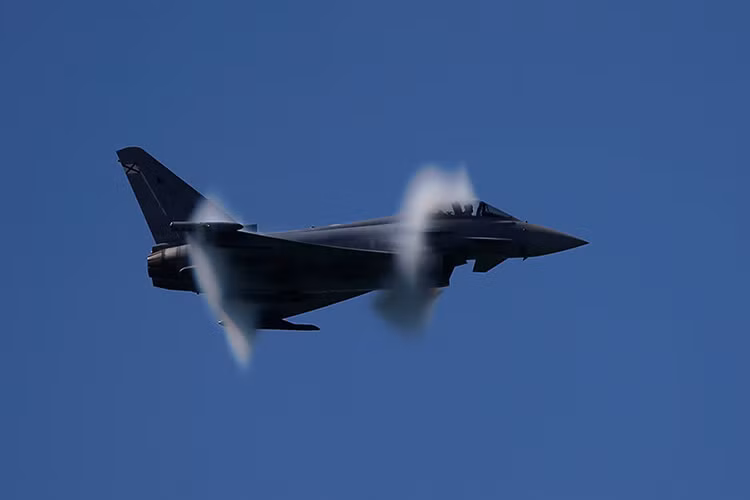 Theo hãng thông tấn RIA Novosti của Nga, một chiếc Eurofighter Typhoon của Không quân Tây Ban Nha đã đâm xuống gần căn cứ không quân quân Llanos (tỉnh Albacete, phía đông nam Tây Ban Nha) ngay sau khi nó tham dự lễ duyệt binh mừng Ngày Quốc Khánh Tây Ban Nha trong cùng ngày. Nguồn ảnh: RIA.