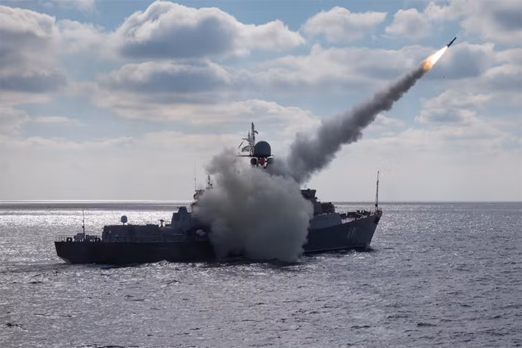 Tàu hộ vệ tên lửa "Tatarstan" lớp Gepard của Hạm đội Caspian phóng tên lửa chống hạm Kh-35 trong diễn tập bắn đạn thật trên Biển Caspian. Nguồn ảnh: Bộ Quốc phòng Nga.