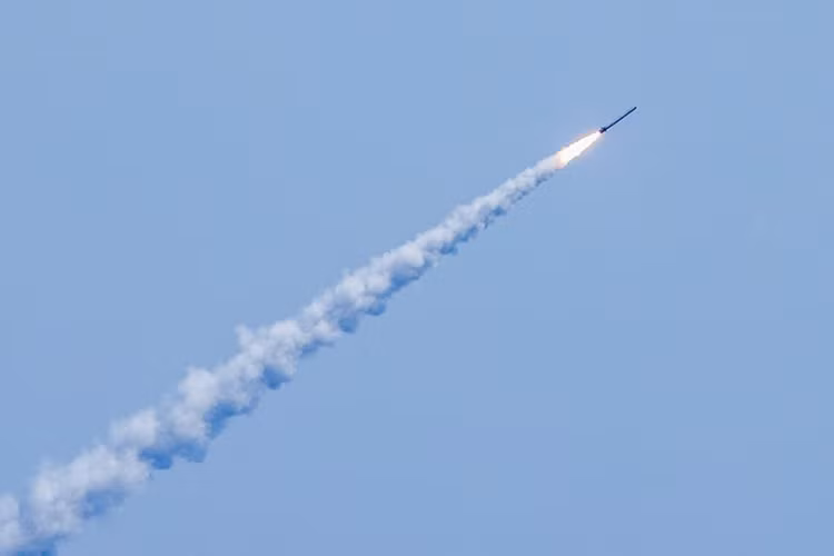 “Trong quá trình tuần tra trên Địa Trung Hải hôm 5/10, các tàu ngầm Veliky Novgorod và Kolpino đã phóng 10 quả tên lửa hành trình Kalibr nhằm vào các mục tiêu khủng bố tại Syria. Những cuộc oanh kích này để hỗ trợ lực lượng chính phủ Damascus trong cuộc chiến chống khủng bố tại tỉnh Deir Ezzor”, Tướng Igor Konashenkov, người phát ngôn Bộ Quốc phòng Nga, cho biết. Bộ Quốc phòng Nga.