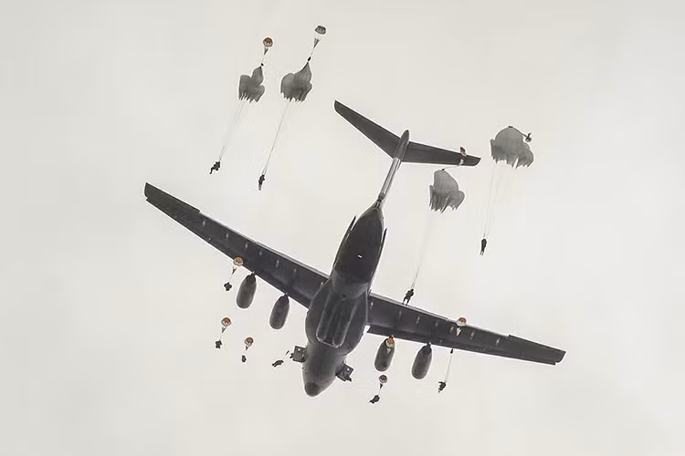 Một chiếc IL-76 có khả năng mang theo tới 50 tấn hàng hóa các loại hoặc 125 lính dù cùng đẩy đủ trang bị. Trong khi đó với trọng lượng của BMD-2, IL-76 có thể mang theo từ 2-3 xe bọc thép loại này. Nguồn ảnh: Bộ Quốc phòng Nga.
