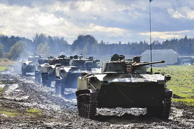 Bên cạnh lính dù Nga và Belarus là những chiếc xe bọc thép đổ bộ đường không BMD-2 trang bị chính của các đơn vị đổ bộ đường không Nga và cả Belarus. Nguồn ảnh: Bộ Quốc phòng Nga.