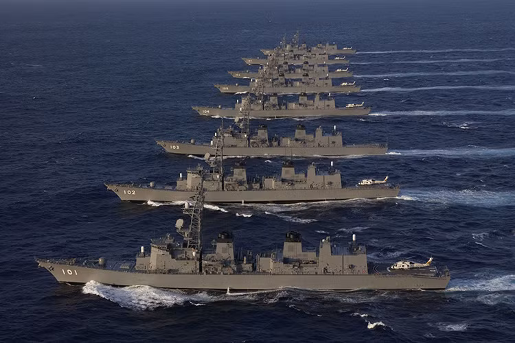 Nếu Atago, Kongō và Akizuki là các tàu chiến mạnh nhất của Nhật Bản thì lớp tàu hộ vệ Murasame lại giúp định hình nên sức mạnh của JMSDF đây cũng là lớp tàu chiến đông đảo nhất của Nhật Bản với biên chế lên đến 9 chiếc. Nguồn ảnh: YouTube.
