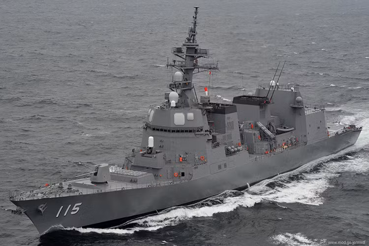 Lớp tàu đáng gờm tiếp theo của JMSDF chính là lớp tàu khu trục Akizuki, nó được “sinh ra” để bảo vệ cho nhóm biên đội tàu sử dụng hệ thống Aegis của Nhật Bản, khi được vũ trang cực mạnh chuyên chống hạm và chống ngầm. Tuy nhiên JMSDF chỉ đưa vào trang bị bốn chiếc loại này. Nguồn ảnh: seaforces.org.