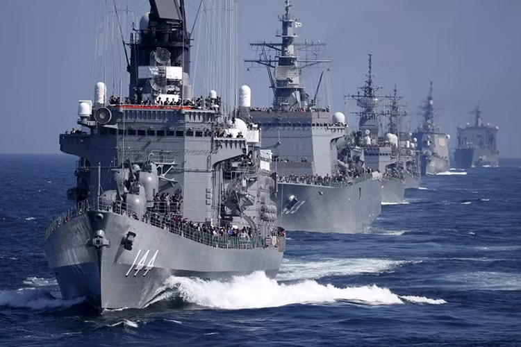 Về quy mô, JMSDF có trong biên chế hơn 50.000 binh sĩ, 154 tàu chiến các loại và 346 máy bay thuộc các đơn vị không quân hải quân. Trong đó biên đội tàu khu trục của JMSDF có biên chế lên đến 42 chiếc và đây chính là lực lượng xương sống tạo nên sức mạnh của Lực lượng Phòng vệ Biển Nhật Bản. Nguồn ảnh: todayonline.com.