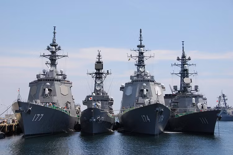 Atago và Kongō có lượng giãn nước tối đa lần lượt là 10.000 tấn và 9.500 tấn với chiều dài trung bình hơn 160m. Nếu tính về kích thước thì các lớp tàu sử dụng hệ thống Aegis này của Nhật Bản thậm chí còn lớn hơn cả của Mỹ với lớp tàu khu trục Arleigh Burke. Bên cạnh đó, hệ thống điện tử trên các tàu này đều do Nhật Bản tự phát triển. Nguồn ảnh: Reddit.