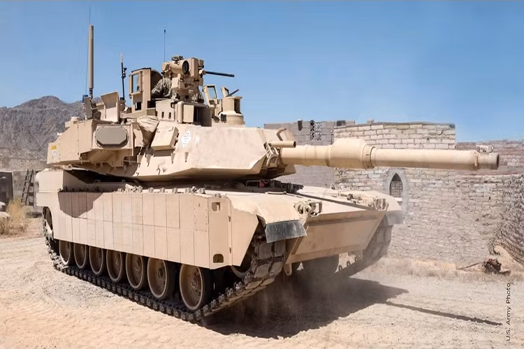 Nhìn chung thiết kế của M1A2 SEP V2 với hệ thống Trophy APS không có nhiều thay đổi, khi các cụm thiết bị đánh chặn tên lửa chống tăng của Trophy APS được bố trí ngay trên tháp pháo của xe tăng với các phần mở rộng ra bên và phía sau xe. Thành thật mà nói hình như người Mỹ đang có gắng làm cho có hơn là thực tâm muốn trang bị Trophy APS cho M1 Abrams. Nguồn ảnh: blogspot.com