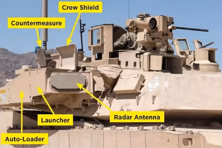 Về cấu hình của Trophy APS trên M1 Abrams chúng ta có thể thấy như trong hình, các cụm thiết bị của Trophy APS chỉ gồm hệ thống radar trinh sát, cụm thiết bị đánh chặn, hệ thống tai nạp đạn thiết bị đánh chắn. Tất cả được tích hợp trong một khối thiết bị modul được gắn thêm vào hai bên tháp pháo của M1 Abrams chứ không tích hợp thẳng vào trong xe. Nguồn ảnh: timeincapp.com.