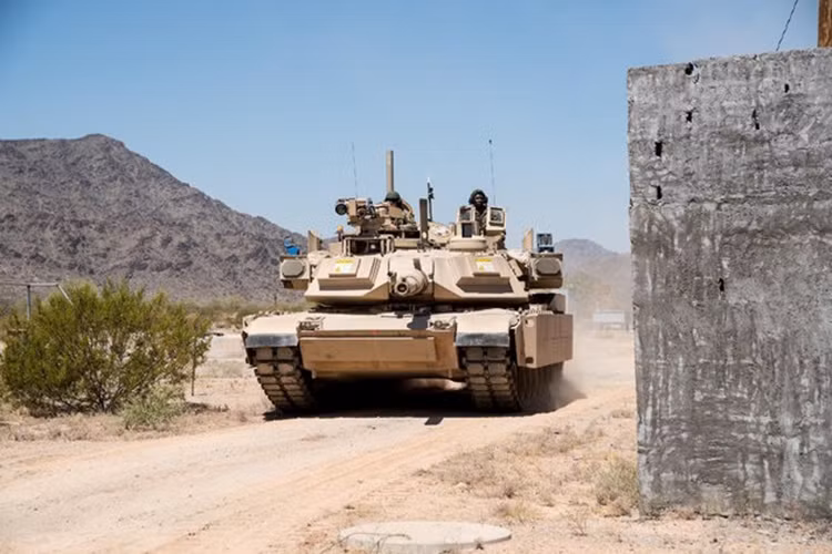 Và hướng đi tốt nhất của Quân đội Mỹ hiện tại là trang bị cho M1 Abrams hệ thống phòng vệ chủ động Trophy APS ở các biến thể M1A2 SEP V2 và trong tương lai là cả M1A2 SEP V3. Những chiếc M1 Abrams được trang bị Trophy APS đầu tiên sẽ sớm có mặt ở châu Âu trong năm 2020, và lần đầu tiên sau nhiều thập niên dòng xe tăng chiến đấu chủ lực của Quân đội Mỹ mới được nâng cấp một cách đúng nghĩa. Nguồn ảnh: Defense News.