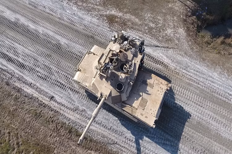 Tuy nhiên, M1 Abrams được trang bị Trophy APS không phải để đối đầu với súng chống tăng mà một thứ đáng sợ hơn nhiều là xe tăng chiến đấu chủ lực T-14 Armata của Nga. Và không phải ngẫu nhiên mà những chiếc M1 Abrams sau khi nâng cấp sẽ được chuyển đến châu Âu mà cụ thể hơn là Đông Âu tiền đồn chống Moscow của Washington. Nguồn ảnh: Defense Daily
