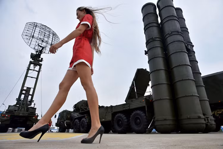 Cô gái trẻ này dường như có “hứng thú” với hệ thống phòng không S-400 Triumf của Nga được trưng bày tại triển lãm quân sự Oboronexpo-2014 ở Zhukovsky, vùng Moscow, Nga.