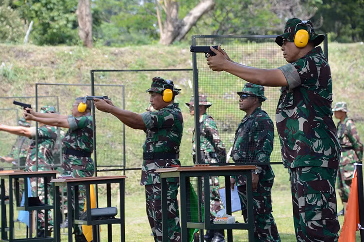 Súng ngắn Pindad G2 mang thiết kế của một mẫu súng ngắn hiện đại trích khí tự động, súng có trọng lượng gần 1kg và được làm hoàn toàn bằng kim loại. Giống như nhiều mẫu súng ngắn khác hiện nay Pindad G2 cũng sử dụng đạn tiêu chuẩn 9×19mm với hộp tiếp đạn băng 15 viên. Nguồn ảnh: Kompas Print.