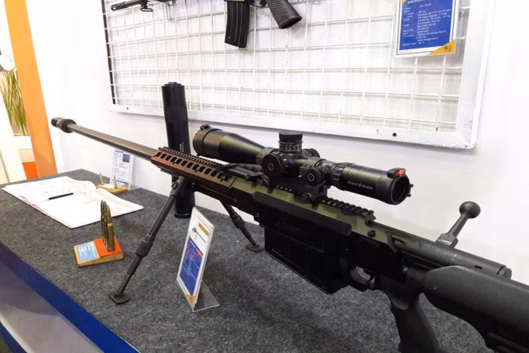 Theo PT Pindad, mẫu súng trường bắn tỉa này có tầm bắn tối đa lên đến 1.500m và có thể bắn xuyên lớp thép dày 2cm ở khoảng cách 500m với đạn 12.7mm xuyên giáp. Nó được trang bị hộp tiếp đạn 5 viên với trọng lượng súng cơ bản khoảng 16kg. Nguồn ảnh: Detik Finance.