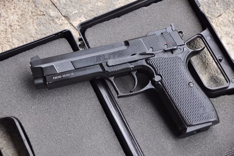 Cũng theo đại diện PT Pindad, trong cuộc họp mới nhất giữa công ty này với Bộ Quốc phòng Lào, đại diện phía Lào tỏ ý muốn mua thêm súng ngắn Pindad G2 cùng với đó là súng trường bắn tỉa Pindad SPR-2 và lô đạn dược mới dành cho hai mẫu súng này. Nguồn ảnh: Twitter.
