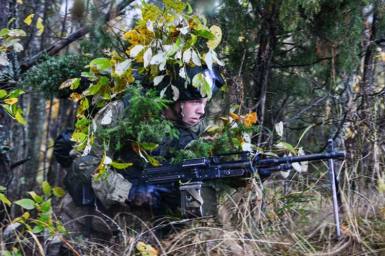 Mặc dù được trang bị đồ ngụy trang Ratnik tuy nhiên lính dù Nga vẫn phải sử dụng các loại vật liệu có sẵn trong tự nhiên để ẩn mình khi phải tác chiến gần khu vực hoạt động của địch. Nhất là đối với các đơn vị trinh sát dù thì yêu cầu ngụy còn cao hơn gấp nhiều lần so với lính dù thông thường. Nguồn ảnh: Bộ Quốc phòng Nga.