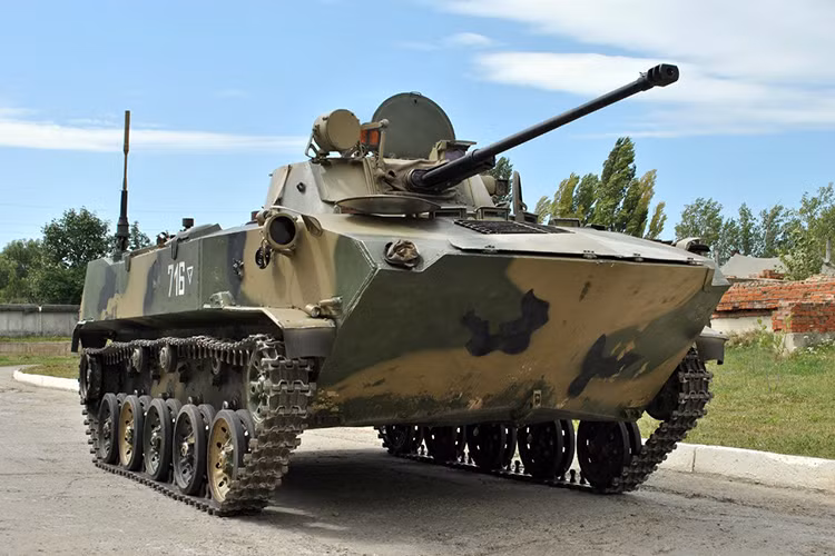 Việc Quân đội Nga nâng cấp BMP-2 hay BMD-2 sẽ không có gì đáng chú ý nếu như hiện tại Nga không sở hữu quá nhiều các dòng xe chiến đấu bộ binh và đổ bộ đường không tiên tiến. Tuy nhiên thực tế lại hoàn toàn ngược lại. Và câu hỏi được đặt ra là liệu có phải Quân đội Nga đang hết ngân sách để mua xe mới và phải dùng tạm “hàng cũ”. Nguồn ảnh: Pinterest.