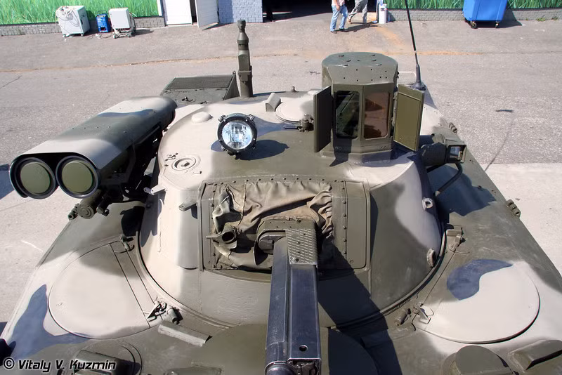 Cận cảnh tháp pháo của BMD-2 với cấu hình nâng cấp “Berezhok”. Hệ thống vũ khí chính gồm một pháo tự động 30mm 2A42 có tầm bắn 4.000m, một súng máy đồng trục 7.62mm PKT tầm bắn 2.000m và tên lửa chống tăng Kornet-E tầm bắn lên đến 5.000m. Nguồn ảnh: Vitaly Kuzmin.