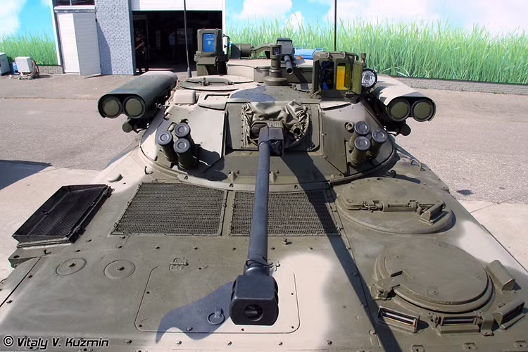 Dĩ nhiên nếu xét ở sức mạnh hỏa lực thì BMP-2 với “Berezhok” vượt trội hoàn toàn so với BMD-2 nhưng nhiệm vụ của hai dòng xe bọc thép này trên chiến trường hoàn toàn khác nhau. Nhất là khi BMD-2 thực hiện nhiệm vụ đổ bộ đường không cần cấu hình nhẹ nhất cho thể cho chiến đấu. Nguồn ảnh: Vitaly Kuzmin.