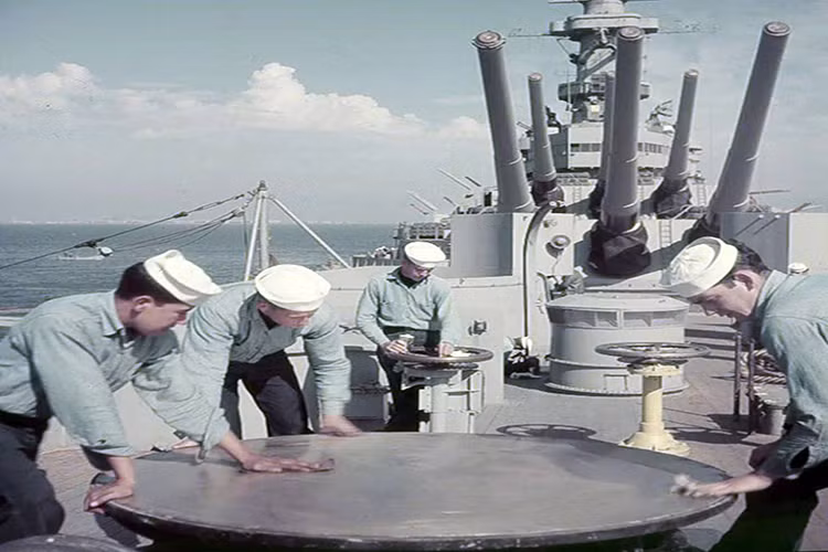 Hình ảnh thủy thủ đoàn USS Iowa kiểm tra hệ thống xích giữ mỏ neo của thiết giáp hạm này. Nguồn ảnh: WW2 Radio.