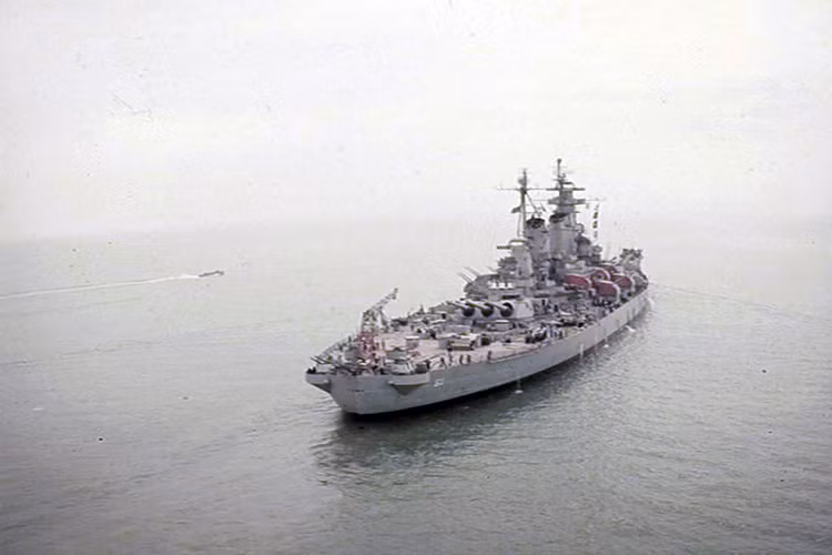 USS Iowa hội quân với người anh em của mình là thiết giáp hạm USS Wisconsin (BB-64) ngoài khơi vùng biển Hàn Quốc, cả hai con tàu này đều thuộc hạm đội tàu chiến được chỉ huy bởi Phó Đô Đốc Robert P. Briscoe, Tư Lệnh Hạm Đội 7 của Hải quân Mỹ khi đó. Nguồn ảnh: WW2 Radio.