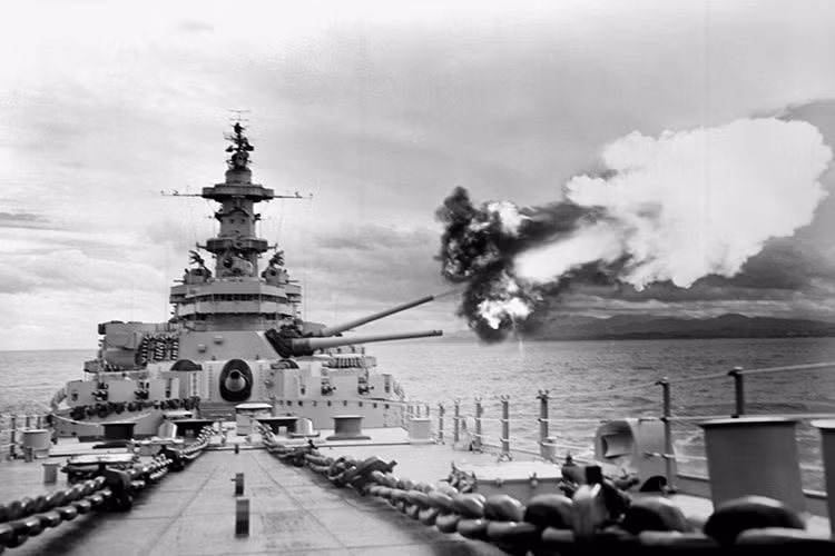 Thiết giáp hạm USS Iowa nổ phát súng đầu tiên của mình trong Chiến tranh Triều Tiên là vào ngày 8/4/1952 tấn công các mục tiêu của Quân đội Triều Tiên gần vùng Wonsan- Sŏngjin nhằm cắt đứt các tuyến đường vận tải quân sự của Bình Nhưỡng. Khu vực này nay là hai Thành phố Wonsan và Kimchaek của Triều Tiên. Nguồn ảnh: WW2 Radio.