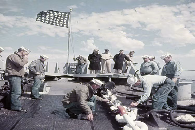 Một bức ảnh hiếm hoi có sự hiện diện của thuyền trưởng William R. Smedberg, III chỉ huy tàu USS Iowa khi nó mới rời khỏi cảng San Francisco. Quá trình bảo dưỡng và sơn mới con tàu này được thực hiện ngay trên biển. Nguồn ảnh: WW2 Radio.