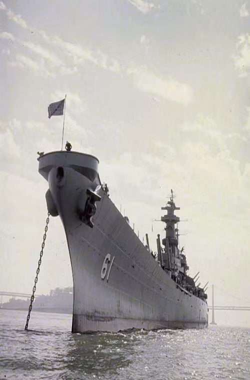 Tàu USS Iowa neo tại Vịnh Oakland-San Francisco trước khi lên đường sang Hàn Quốc. Nguồn ảnh: WW2 Radio.