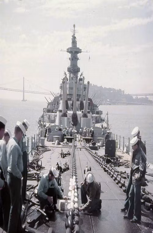 USS Iowa chính thức rời cảng San Francisco vào tháng 8/1951 và nó phải thực hiện hải trình gần 9.000km trong vòng 6 tháng để có thể đến được Bán đảo Triều Tiên. Khoảng thời gian trên có lẽ vừa đủ để USS Iowa khôi phục hoàn toàn hoạt động của mình. Nguồn ảnh: WW2 Radio.