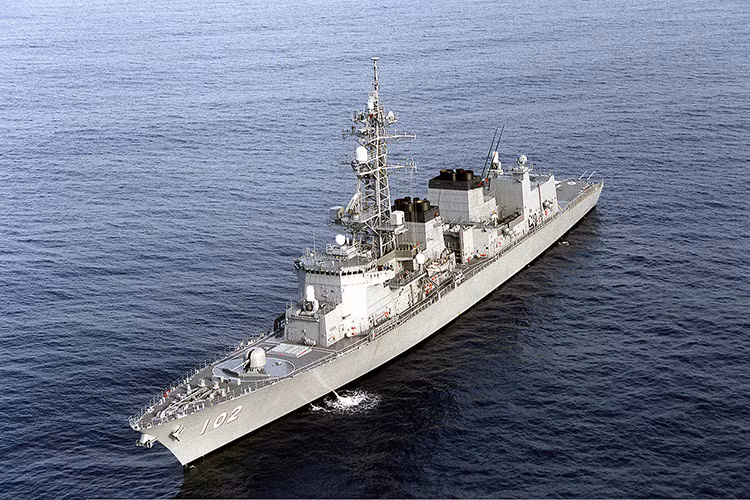 Hệ thống vũ khí chính trên các tàu Murasame gồm một hải pháo 76mm OTO Melara 3, tên lửa chống hạm Type 90, hai hệ thống đánh chặn tầm gần Phalanx CIWS, hai ống phóng ngư lôi Type 68 và các hệ thống ống phóng tên lửa thẳng đứng VLS mang theo tên lửa chống ngầm RUM-139 và tên lửa phòng không RIM-162. Nguồn ảnh: Wikimedia.