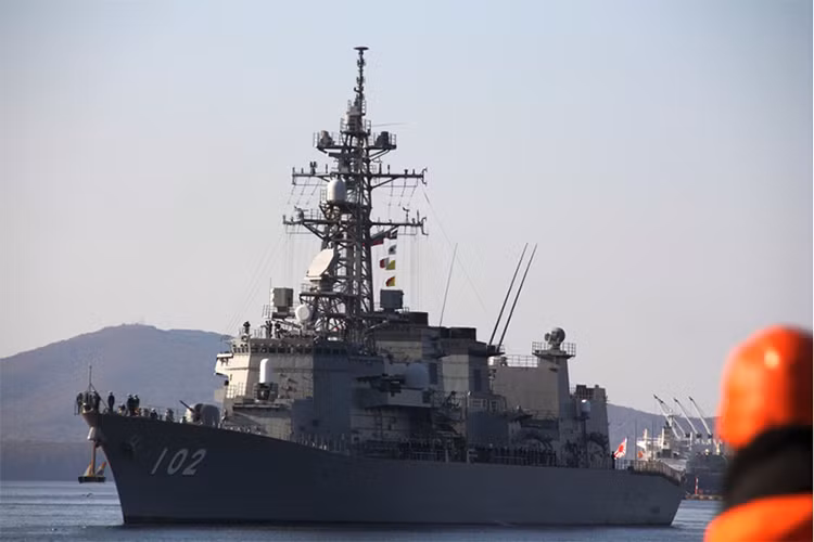 Được biết, Nga là quốc gia cuối cùng mà biên đội tàu JMSDF sau hải trình vòng quanh thế giới, trước đó biên đội tàu này đã đến một số nước Mỹ Latinh, Canada và Mỹ. Thủy đoàn của biên đội tàu này gồm 190 sĩ quan và thủy thủ. Nguồn ảnh: Bộ Quốc phòng Nga.