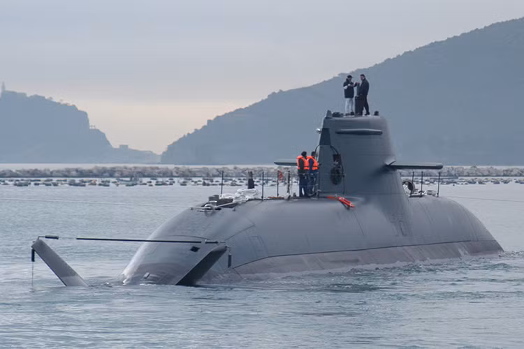Chiếc tàu ngầm này có tổng trị giá lên tới 414 triệu USD này được trang bị hàng loạt công nghệ quân sự nhất NATO. Đặc biệt nhất là hệ thống đẩy không khí độc lập AIP giúp tàu ngầm Type 212 có lặn với thời gian lâu hơn, vượt xa thời gian lặn tối đa của lớp tàu ngầm Kilo 636 của Nga hay Scorpene của Pháp. Nguồn ảnh: Mer et Marine.