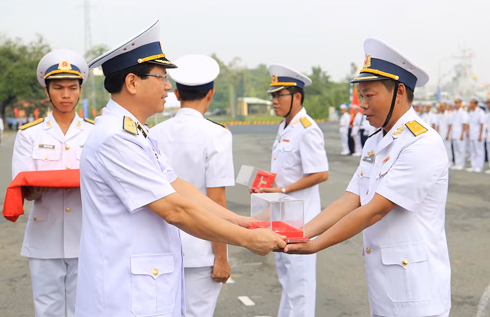 Sự kiện bàn giao cặp tàu tên lửa thứ 3 khẳng định Việt Nam có thể hoàn toàn làm chủ công nghệ kỹ thuật đóng tàu hiện đại. Tổng công ty Ba Son ghi thêm dấu son trên con đường làm chủ kỹ thuật và công nghệ của ngành đóng tàu quân sự Việt Nam. Ảnh: Chuẩn Đô đốc Hoàng Hồng Hà trao chìa khóa cho thuyền trưởng 2 tàu.