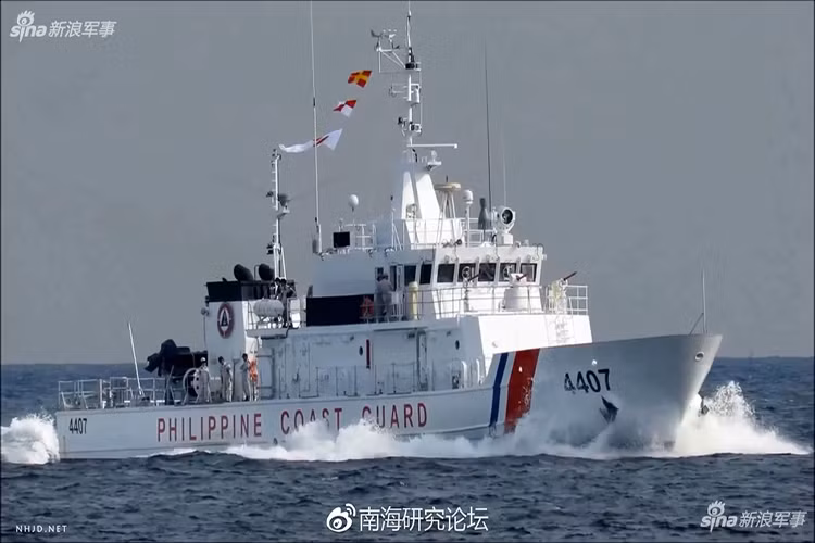 Trong ảnh là tàu tuần tra MRRV mang số hiệu “4407” của Lực lượng Phòng vệ bờ biển Philippines sau buổi lễ chuyển giao hôm 11/7. Ta có thể thấy còn tàu này hầu như không được trang bị vũ khí và chỉ được trang bị vòi rồng. Nguồn ảnh: Sina.