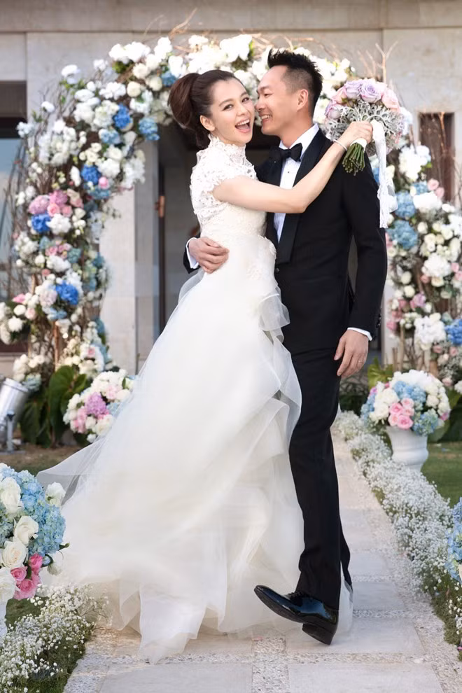 Khoảng giữa năm 2014, đám cưới của ca sĩ Từ Nhược Tuyên và Lý Vân Phong diễn ra tại hòn đảo thiên đường Bali. Cô dâu xinh đẹp, rạng rỡ khi khoác lên người bộ đầm do "bà tiên váy cưới" Vera Wang thiết kế.