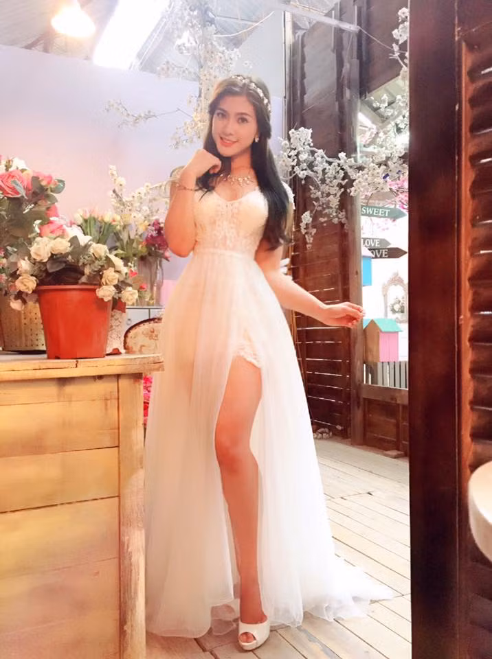 Giây phút đăng quang cô nàng đã bật khóc và muốn gửi lời cám ơn tới tất cả những người đã ủng hộ, động viên cô trong suốt thời gian qua.