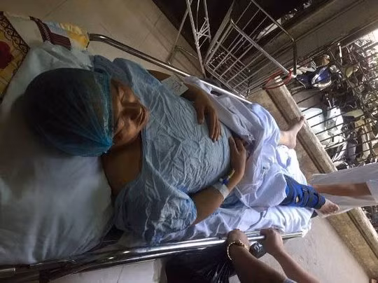 Xe hop tong gãy chan Trung uy CSGT ròi bỏ chạy