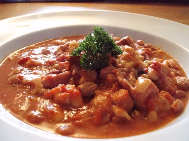 Cassoulet là món ăn có nguồn gốc ở tây nam nước Pháp, là món ăn Pháp ngon nổi tiếng. Cassoulet được chế biến từ thịt lợn, xúc xích, ngỗng, vịt và đôi khi là thịt cừu thái nhỏ, hầm trong nhiều giờ. Cassoulet thường được lựa chọn để dùng chung với bánh mì.