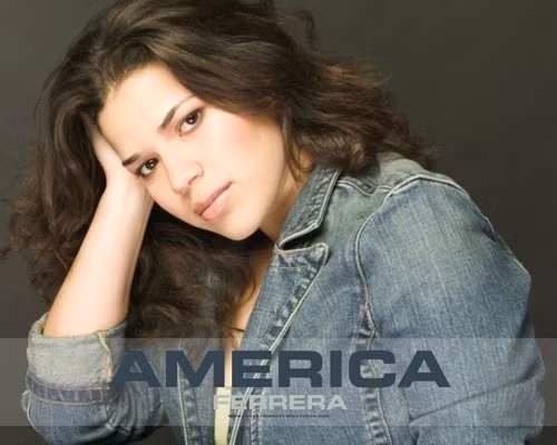 Khác với hình ảnh Betty xấu xí trên phim, ở ngoài đời, America Ferrera có nụ cười rạng rỡ và đôi mắt dường như "biết nói".