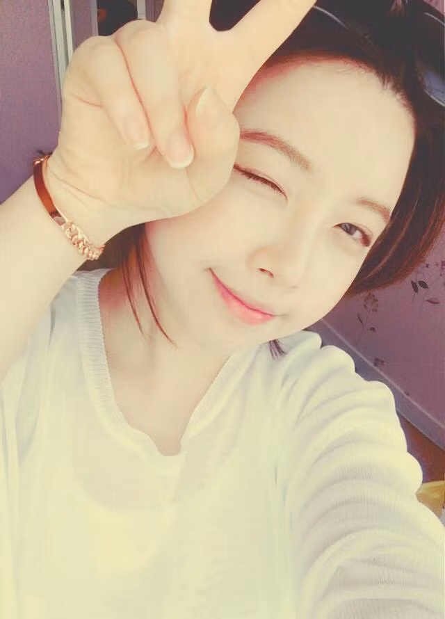 Mới đây, trên trang cá nhân của mình, Kim Soo Kyeong đã gửi lời nhắn tới những người đã theo dõi câu chuyện của cô: “Tôi mong rằng những bạn đang gặp hoàn cảnh khó khăn giống như tôi trước đây, khi nghe câu chuyện của tôi sẽ có thêm động lực để tiếp tục cố gắng. Tôi cảm thấy mình cần cố gắng hơn nữa và làm tốt hơn nữa để cho các bạn thấy được hình ảnh thành công của tôi. Cảm ơn các bạn vì đã theo dõi và động viên tôi thời gian vừa qua”.