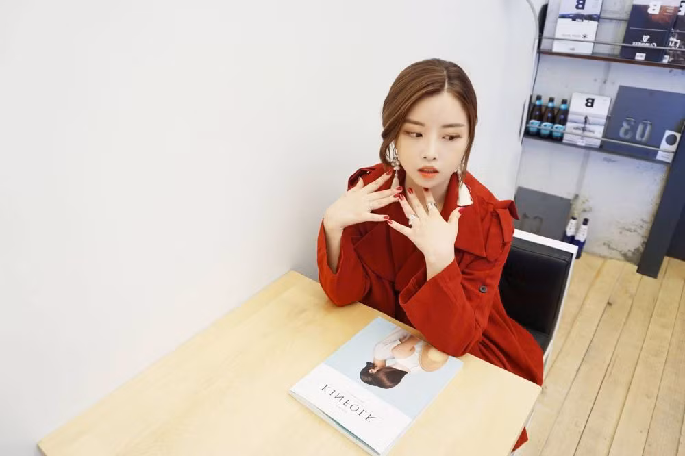Khi còn đi học, gia đình Kim Soo Kyeong bất ngờ gặp biến cố. Bố cô làm ăn thua lỗ khiến gia đình mắc nợ chồng chất, nhà nghèo nên Kim Soo Kyeong buộc phải bỏ học năm 17 tuổi và tự mình tìm cách kiếm tiền giúp đỡ gia đình.