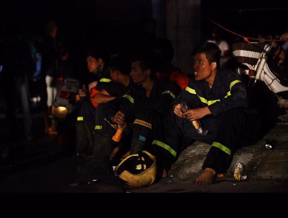 Những người lính cứu hoả can trường, mặt nhọ nhem ngồi ăn bánh mỳ sau khi đã kiểm soát được đám cháy chung cư CT4A, giải cứu hơn 100 người mắc kẹt trong toà nhà... thực sự đã gây xúc động mạnh với cộng đồng. Ngoài tính mạng của những người mắc kẹt, những anh lính cứu hoả, những người xông vào trong đám cháy cũng được cầu nguyện để không gặp hiểm nguy, hoàn thành nhiệm vụ an toàn.