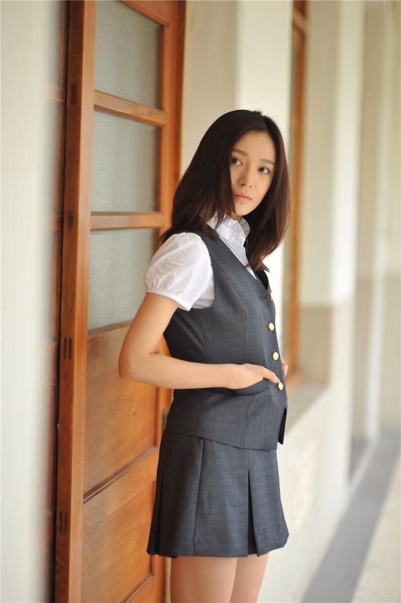 Được biết Thi Thi là một nữ diễn viên đang còn khá lận đận. Trước đây cô là một trong những sinh viên nổi bật bậc nhất tại ngôi trường có nhiều mỹ nữ - Đại học Điện ảnh Bắc Kinh, Trung Quốc.
